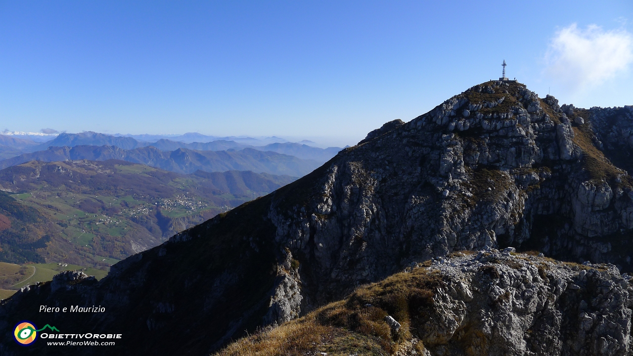 73 Da Punta Stoppani la Punta Cermenati (vetta del Resegone).JPG